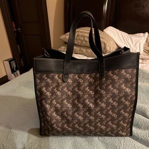 Coach Field Tote 40 With Horse And Carriage Print with card holder